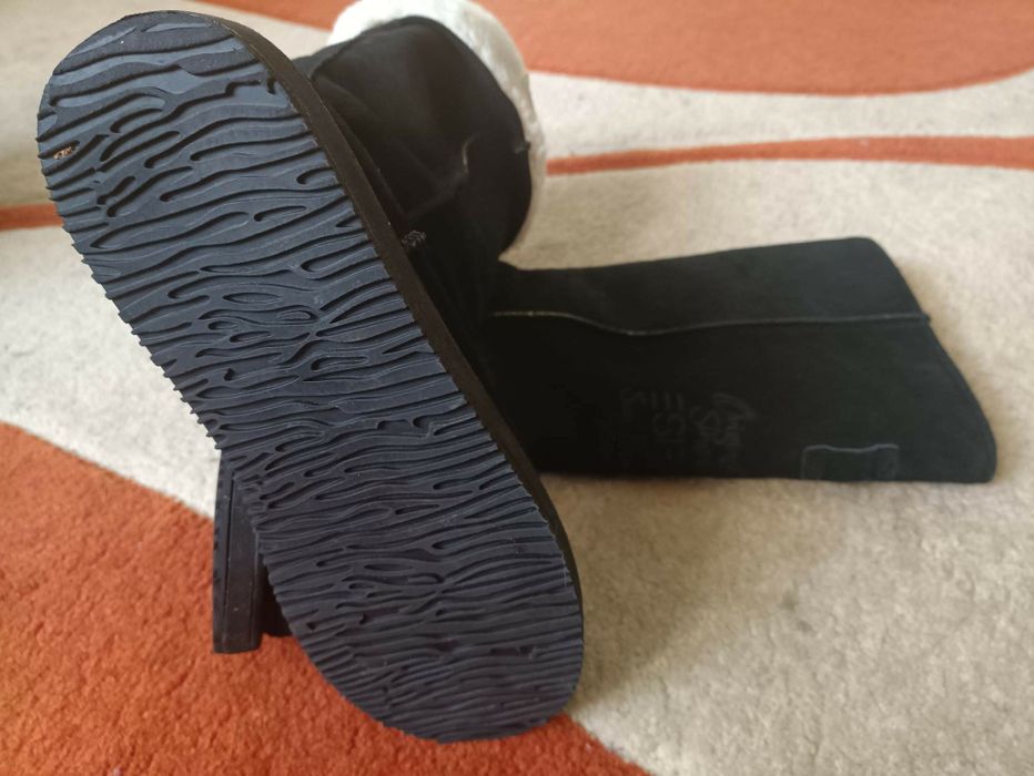 Cizme Esprit îmblănite.