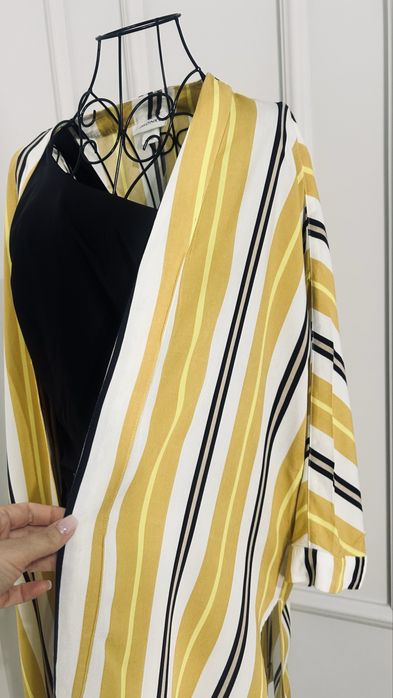 Kimono galben cu negru, în dungi.