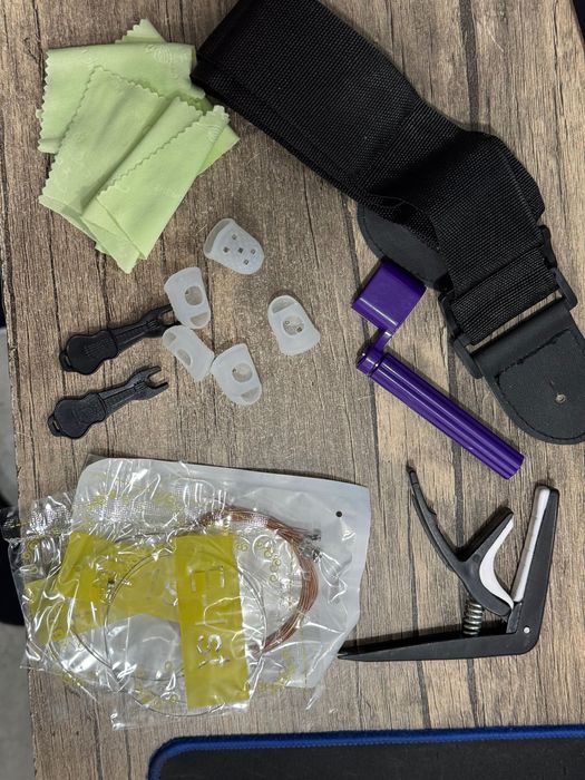 Гитара сотилади