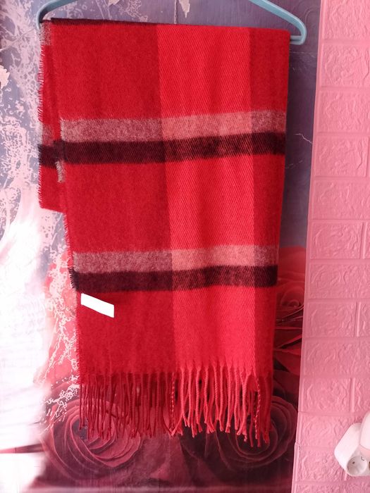 Пухкав зимен,дамски шал.