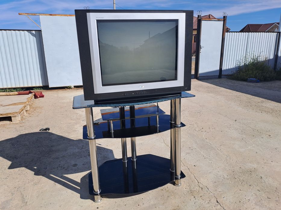 Телевизор LG с подставкой