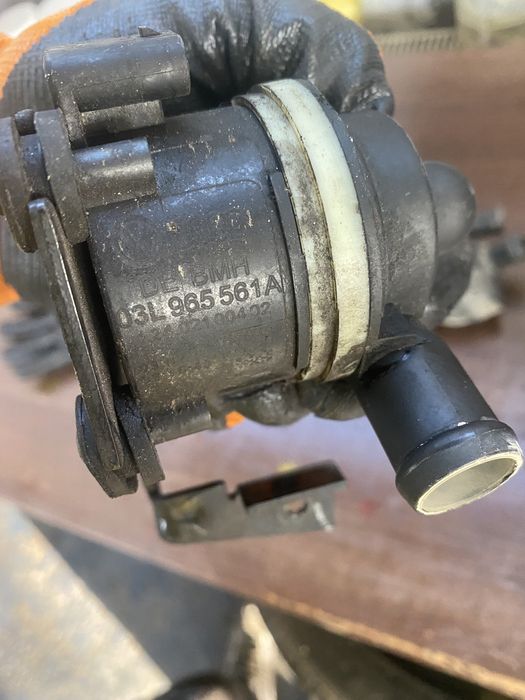 Pompa apa suplimentara passat b6 b7 cc golf tiguan a3 a4 a5 a6 q5 q3