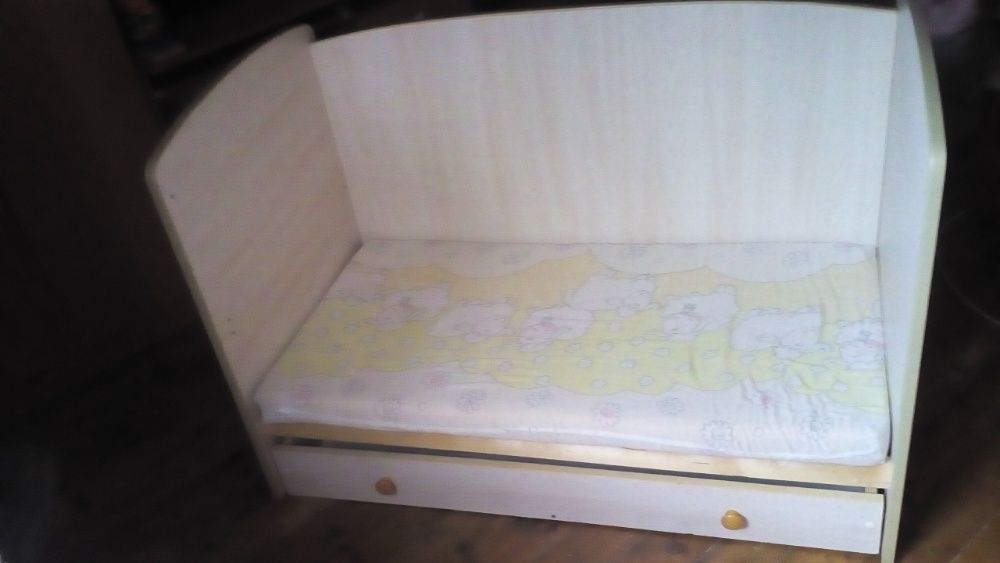 Подарява се дървено детско креватче