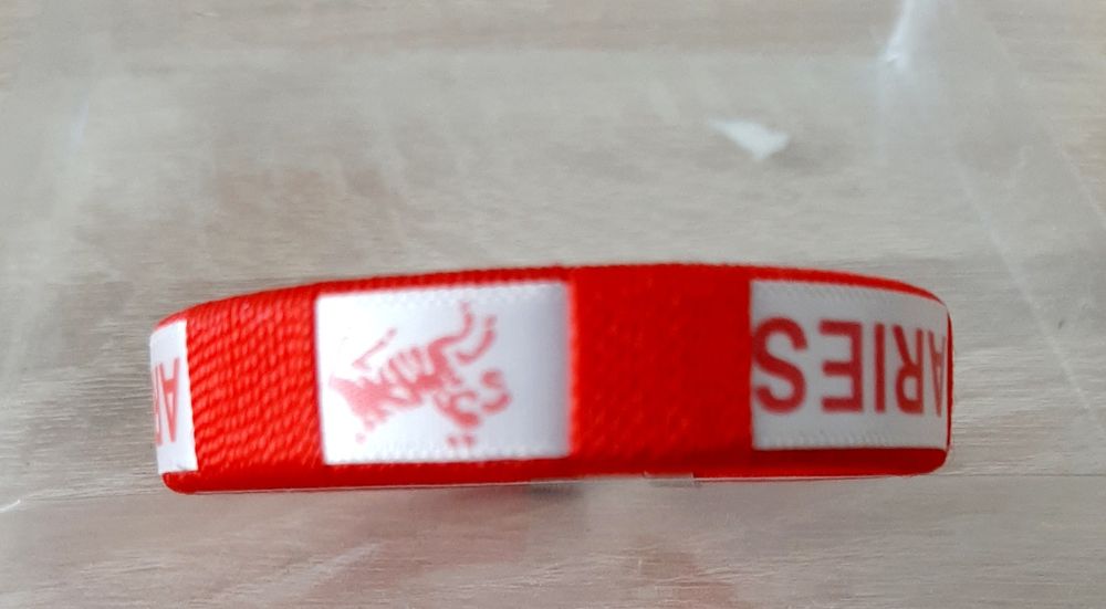 Мек пуловер и нова плътна тениска с якичка  и две гривни  със зодия и