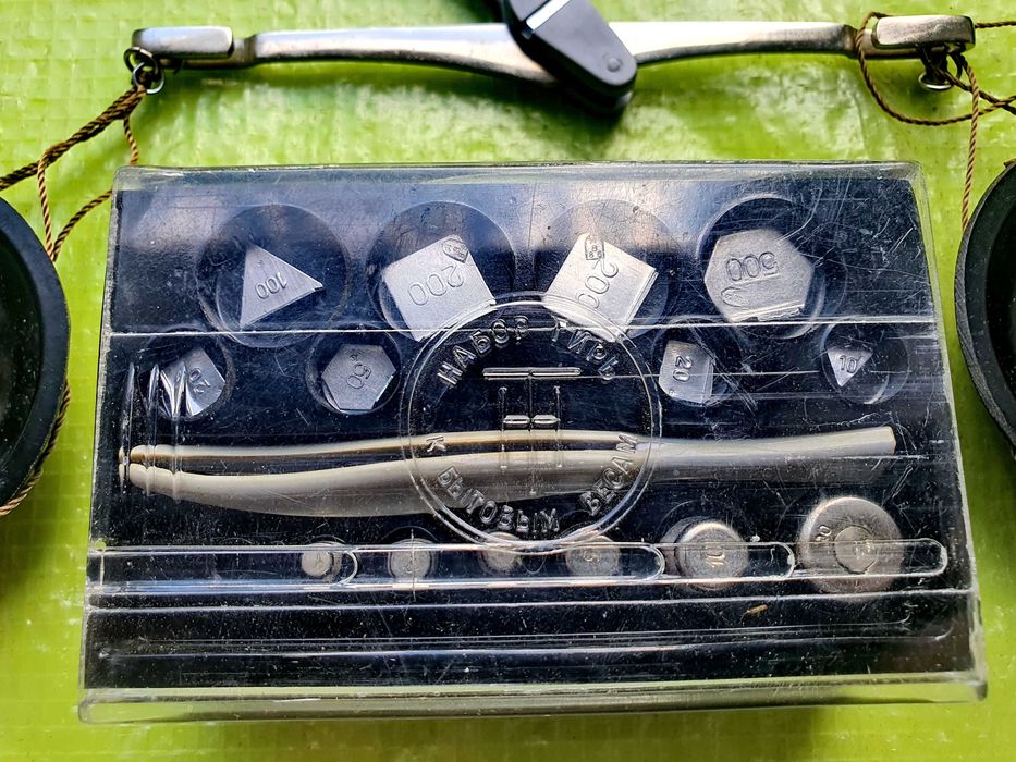 H209-Cantar BIJUTIER sovietic URSS cutie cu 14 greutati mici metal argintiu de la 1 gram la 500 grame stare buna.