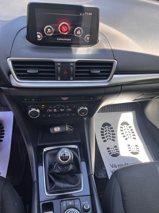 Mazda 3, motor 2.0 Skyactiv-G (aspirat natural, benzina), 120 CP, hatchback, fabricatie 2017, 130 000km, merge si arata impecabil