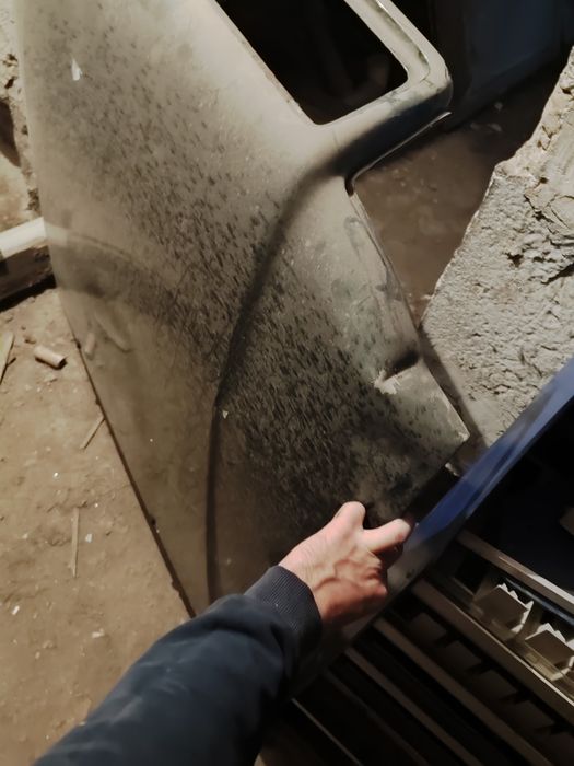 Продам крыло и капот а Ауди 80 б4