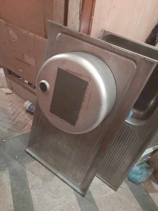 Мивки:неръждавейка хромникел Krupp Nirosta,лява ш.1м/60см и дясна 1/50