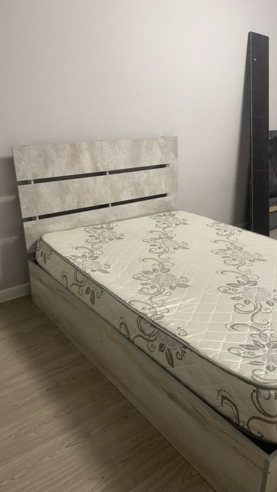 Продам двуспальную кровать с матрасом. Кровать в хорошем состоянии !!!