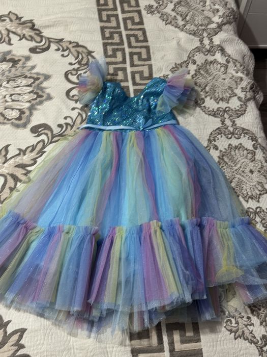 Продам красивое нарядное платье для девочки!