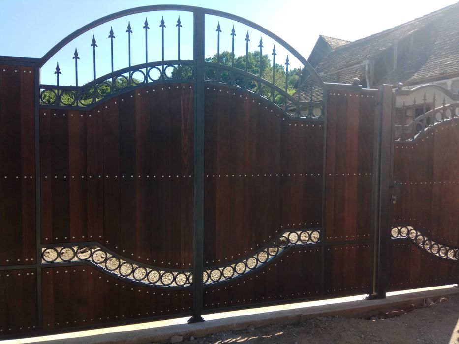 Porti fier forjat cu lemn