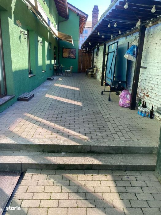 Spatiu comercial+locuinta la mansarda,3 dormitoare, living,5 bai, tere