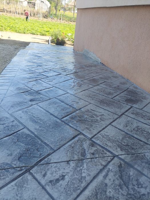 Executam lucrarii de beton amprentat si vertical  în  toata România.