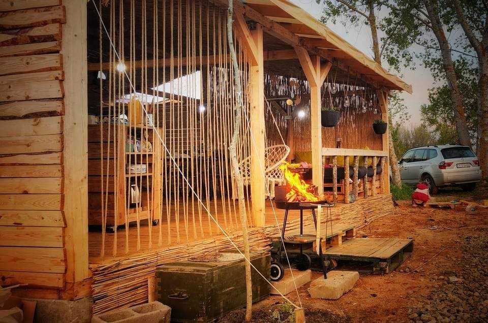 Стационарна каравана с голяма веранда на Градина