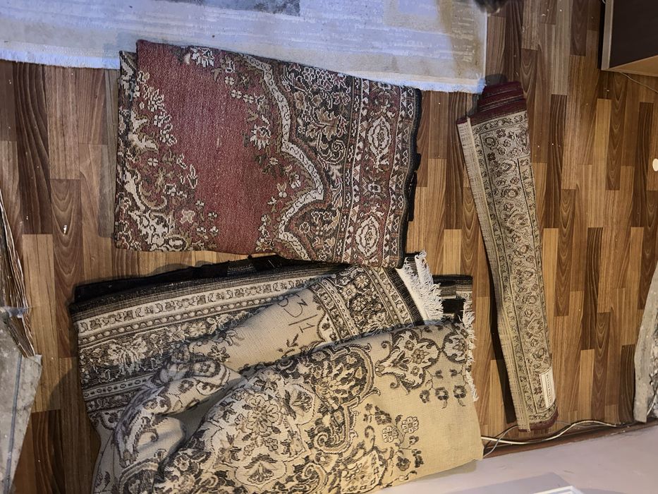 Продам три больших ковра, они старые может кому будут нужны