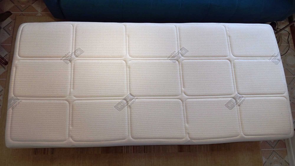 Луксозен матрак и рамка с крака 200х90х22