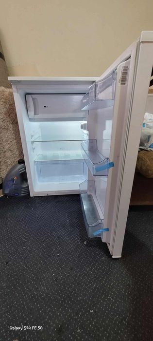 Продавам малък хладилник на марката Crown