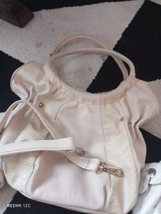 Два броя дамски чанти.