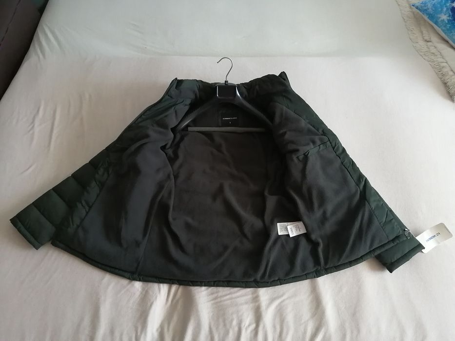 Geacă LC Waikiki W41066Z8 de iarnă matlasată, cu căptușeală și glugă, verde, nouă cu etichetă