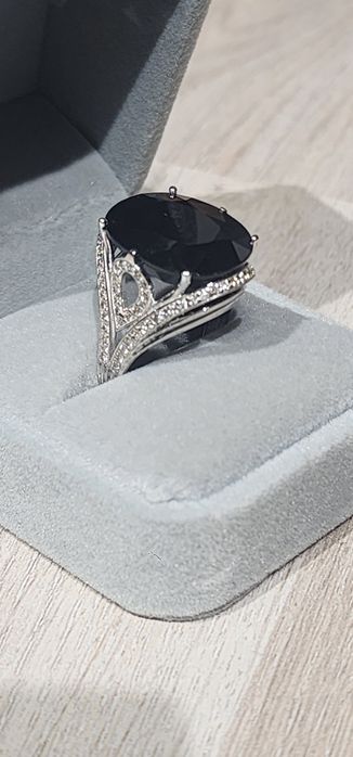 Продаётся шикарный золотой перстень с сапфиром и бриллиантами