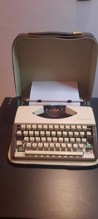Mașină de scris portabilă Olympia