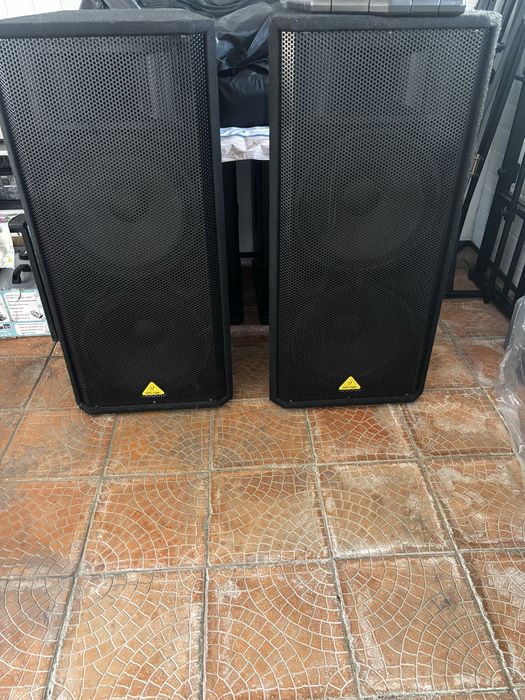 Vând pereche boxe profesionale Behringer VP2520