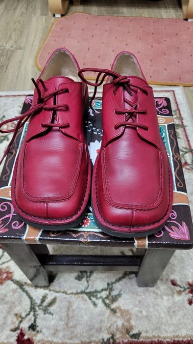 Vând pantofi  de culoare roșie, mărimea 40