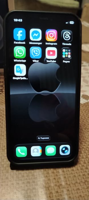 Продавам iPhone 12