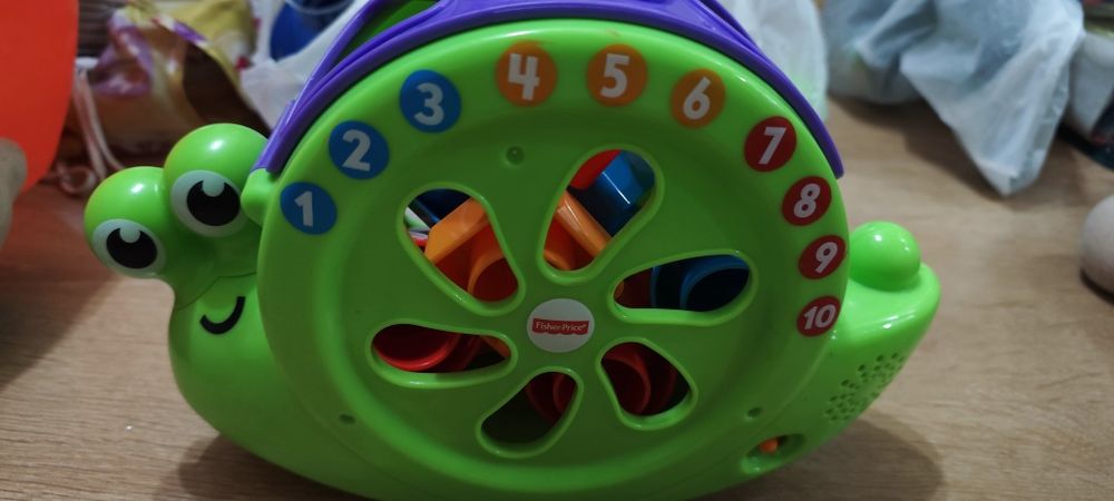 Продаются игрушки, магниты, доска, машинка