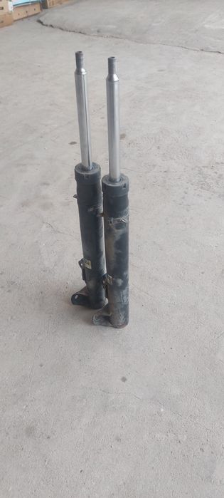 Продам амортизаторы на мерс 124 перед оригинал