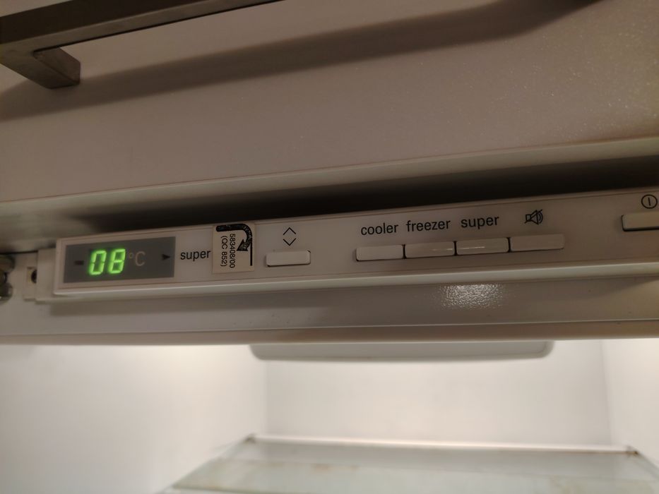 VÂND Combina frigorifica incorporabil NEFF FOLOSITA cu  corp mobilă