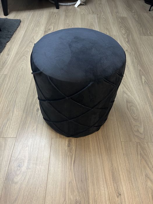 Сива малка табуретка