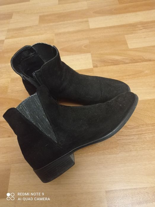 Încălțăminte purtata foarte puțin