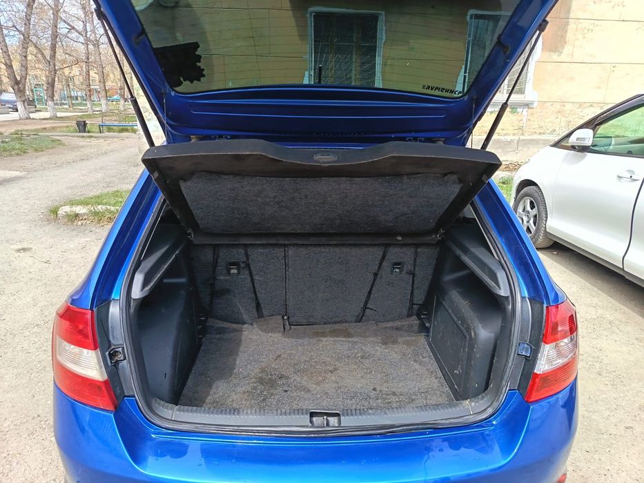 Продам автомобиль Skoda Rapid 2014