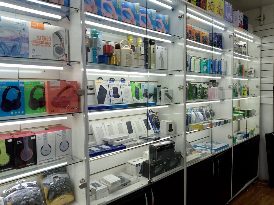 Magazin ofislar uchun polka vitrina stelaj va boshqalar