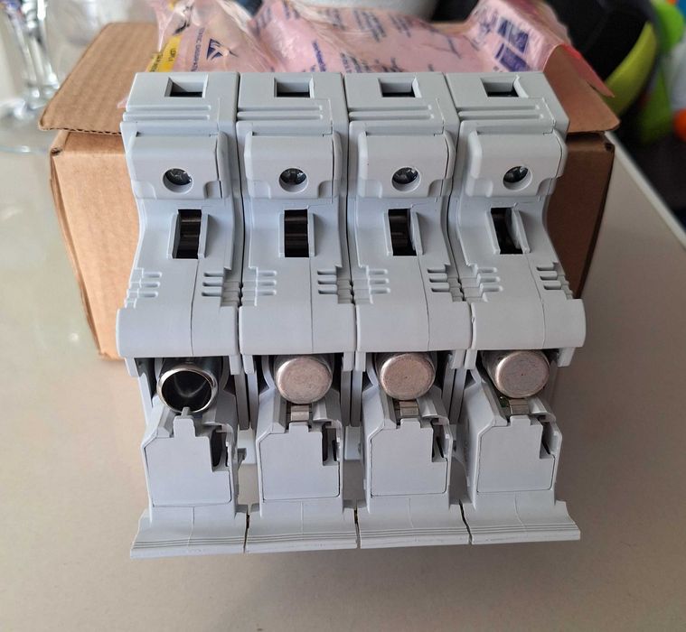 Separator cu fuzibile Schneider 3P+N A9GSB750+ 4 sigurante fuzibile