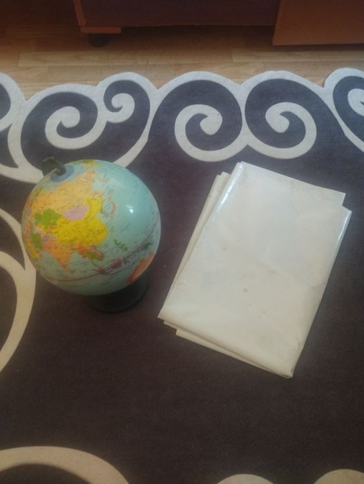 Глобус и карта Казахстана