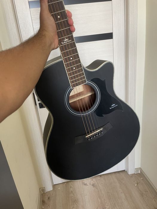 Yangi Gitara deyarli ishlatilmagan arzonga beraman pul kerak