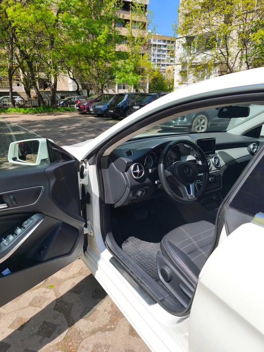 Продавам Mercedes-Benz CLA 200 в перфектно състояние!