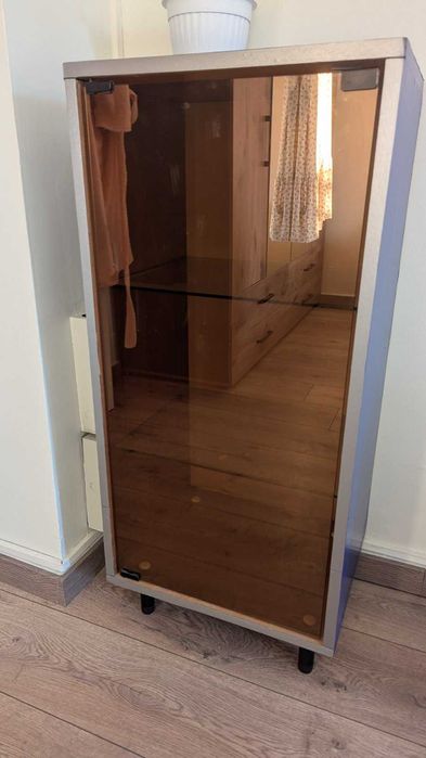 Продавам син шкаф със стъклена врата