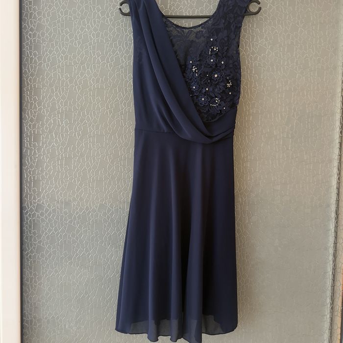 Елегантна рокля в тъмно син цвят