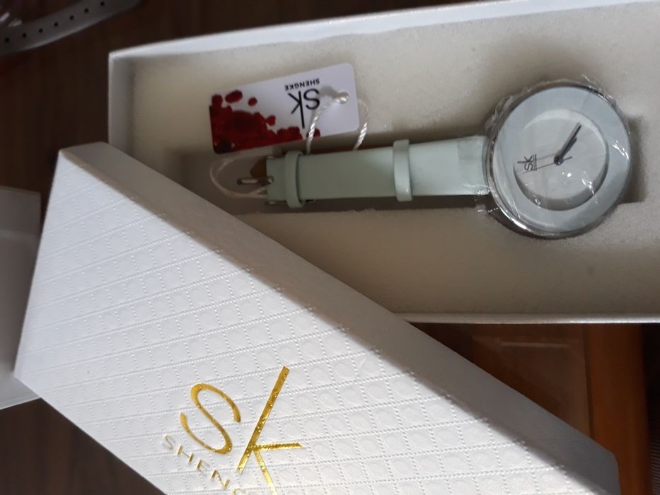 Нови, елегантни дамски часовници с висококачествена кожена каишка