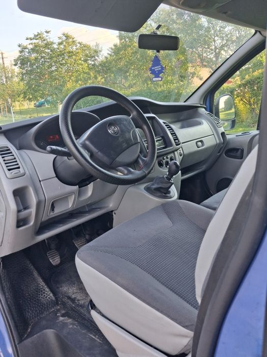 Vând Opel vivaro Renault Trafic 2.0Diesel 9locuri.