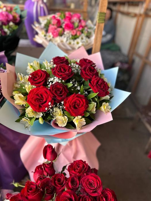 tabiy jivoy buket gullar atirgul romashka