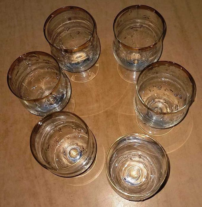 Продам рюмки 6 штук, набор, один с позолотой, другой с рисунком.