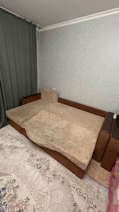 Отдам даром диван с подушками