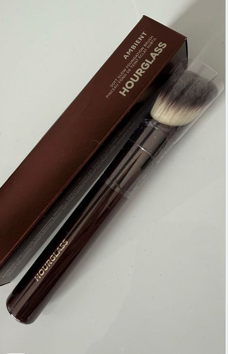 Hourglass четка за коректор и фон дьо тен