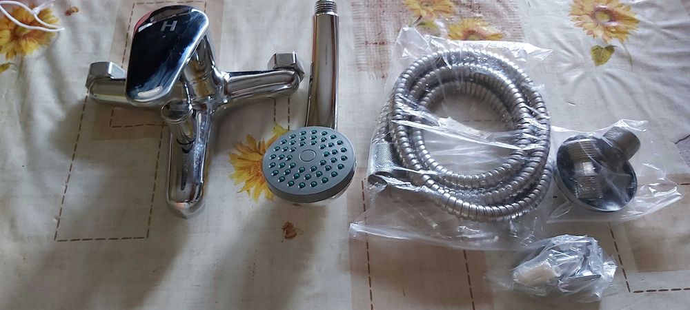 Продавам смесител за баня с аксесоари към него