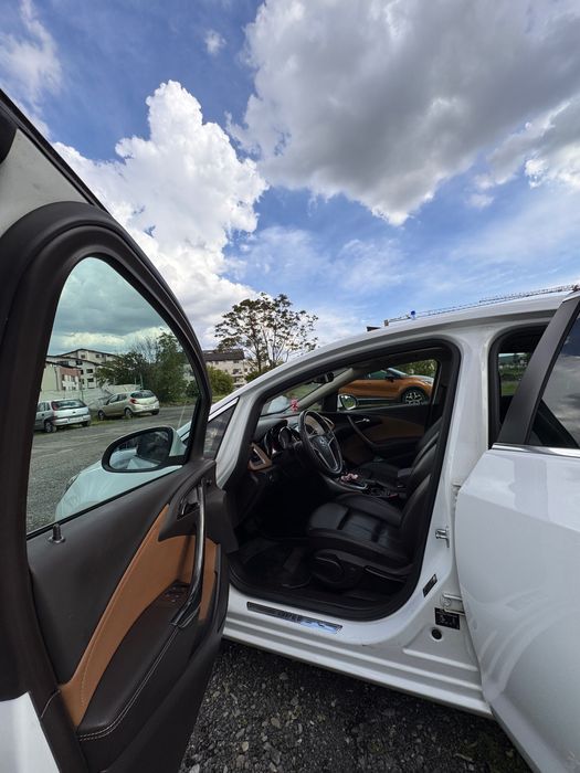 Opel Astra 1.4 Turbo 140 CP • Automată • 2014 •