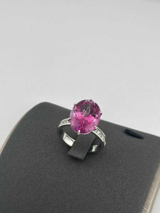 Kольцо с розовым топазом и бриллиантами